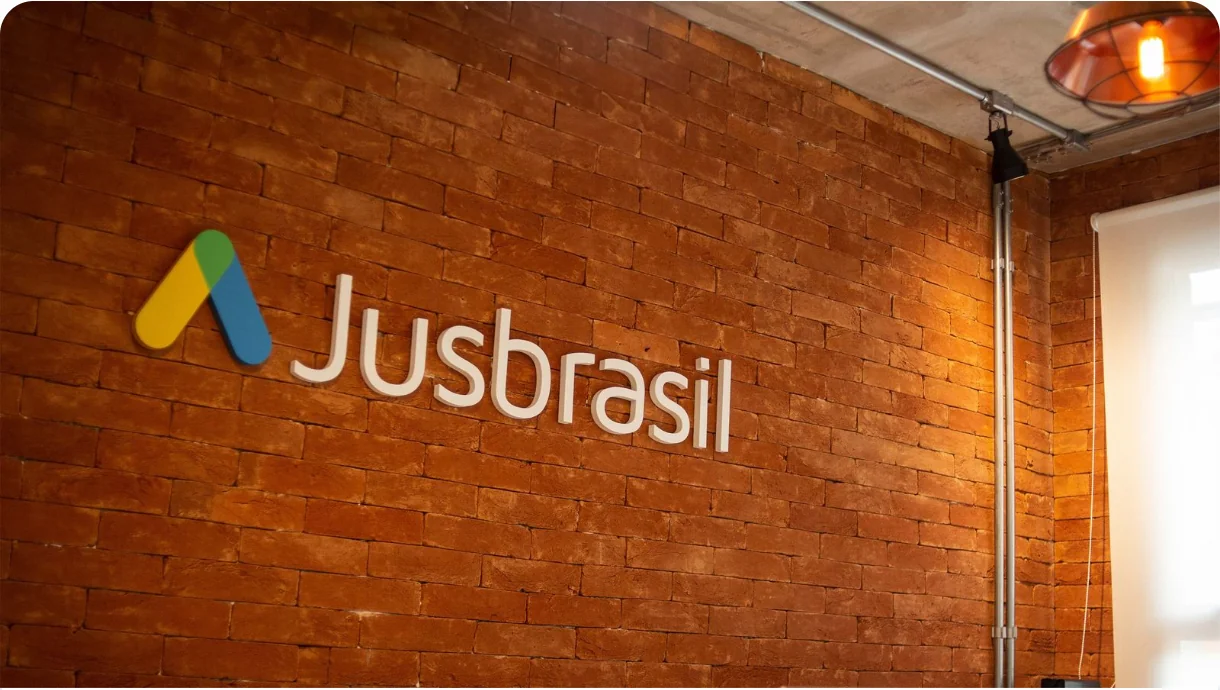 Imagem ilustrativa do ambiente institucional Jusbrasil, plataforma citada em análises de reputação digital